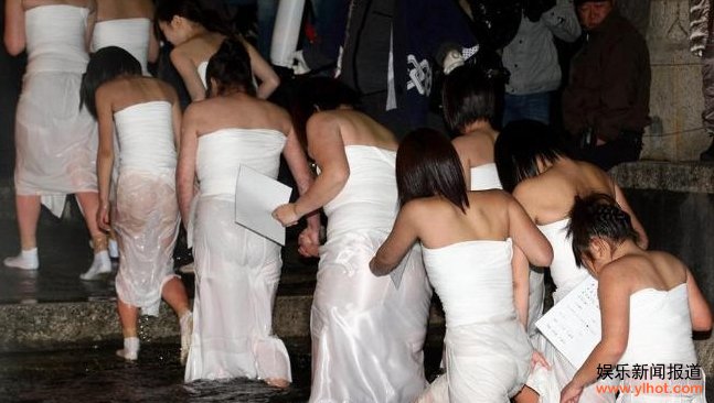 2月18日，日本冈山，日本女子从冰冷的水中走出来，参加一年一度的裸祭节。 
