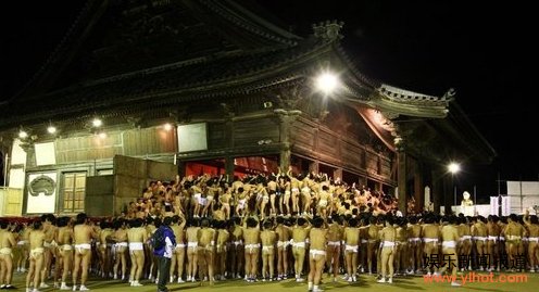 日本近万少男少女赤身参加裸祭节 